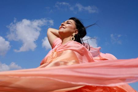 ”أنا مِن هُنا“ أغنية جديدة لأمل مرقس من كلمات محمود درويش